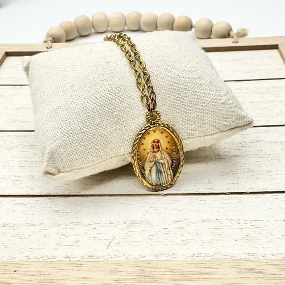 Vintage Our Lady of Lourdes Virgin Mary Pendant Necklace Medal Catholic - Picture 14 of 14